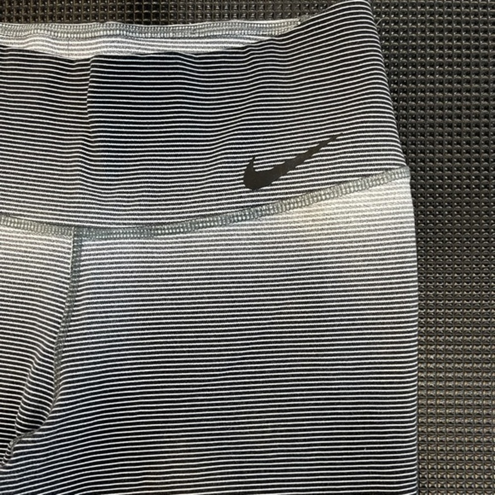 Nike Legging Size Small - Picture 4 of 13